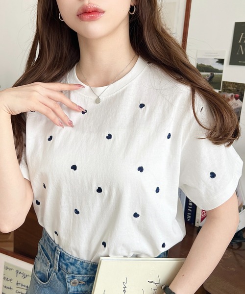 moment+(モーメントプラス)の「ハート刺繍半袖Tシャツ(Tシャツ/カットソー・レディース・オフホワイト/グレー/チャコールグレー/グレー系その他/ホワイト系その他/オートミール/ネイビー/ブルー系その他/ブラック/ピンク・M/L)」の16枚目の写真