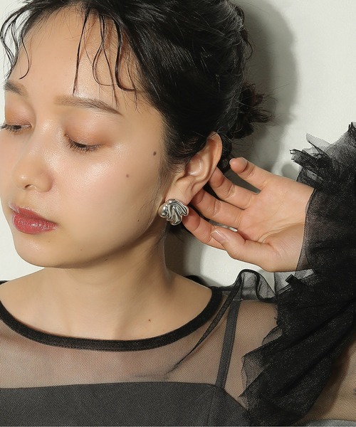 voov(ブーブ)の「ニュアンス モチーフ スクエア ピアス(ピアス(両耳用)・レディース・シルバー/ゴールド・フリー)」の4枚目の写真
