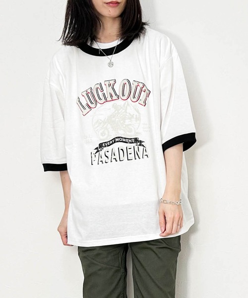 Ritzy（リッツィー）の「16/TC 天竺リンガープリントTシャツ(LUCK OUT、TIME FLIES) レディース メンズ（Tシャツ/カットソー・メンズ・ホワイト×レッド/ホワイト×ブラック/ブラック×ホワイト/ホワイト×グリーン/ブラック系その他/ホワイト系その他/ホワイト系その他2/ホワイト系その他3・MEDIUM/LARGE/X-LARGE/SMALL）」の4枚目の写真