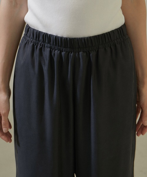 SALON adam et rope'（サロン アダム エ ロペ）の「リラックスイージーパンツ【洗える】（その他パンツ・レディース・ベージュ/ブラック・S/M）」の17枚目の写真
