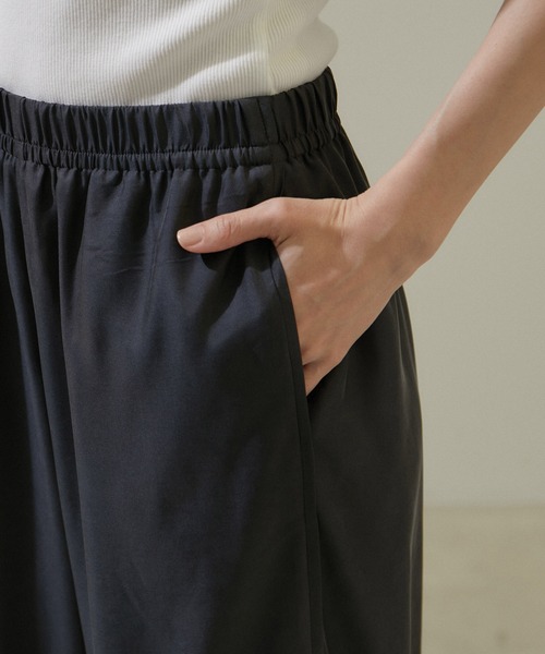 SALON adam et rope'（サロン アダム エ ロペ）の「リラックスイージーパンツ【洗える】（その他パンツ・レディース・ベージュ/ブラック・S/M）」の18枚目の写真