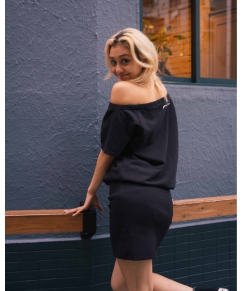 RVCA（ルーカ）の「RVCA レディース OFFSHORDER RIB DRESS ワンピース 【2024年夏モデル】/ルーカオフショルダーワンピース（ワンピース・レディース・ブラック/オフホワイト・SMALL/MEDIUM）」の8枚目の写真