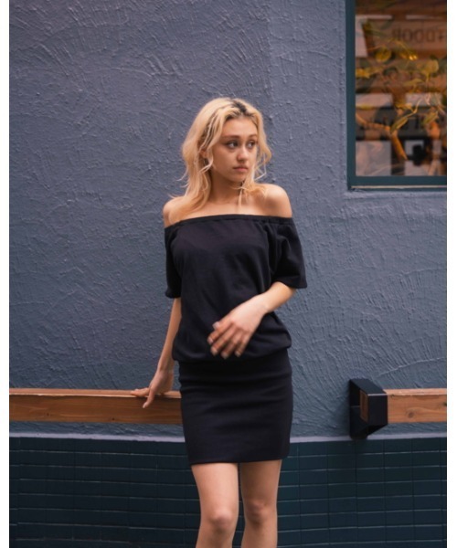 RVCA（ルーカ）の「RVCA レディース OFFSHORDER RIB DRESS ワンピース 【2024年夏モデル】/ルーカオフショルダーワンピース（ワンピース・レディース・ブラック/オフホワイト・SMALL/MEDIUM）」の9枚目の写真