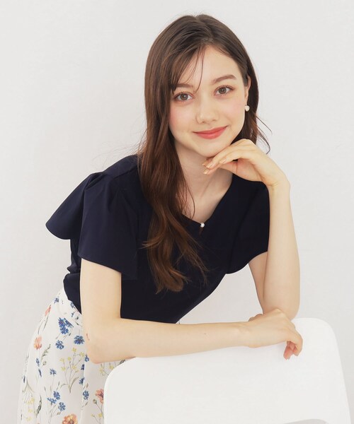 index(インデックス)の「◆《6color》UV フレアスリーブトップス フロントパール調デザイン【接触冷感/洗濯機洗い可】(Tシャツ/カットソー・レディース・ナチュラル/ブラウン系その他/オフホワイト/ネイビー/ライトブルー/ネイビー系5・38/42/36/40)」の6枚目の写真