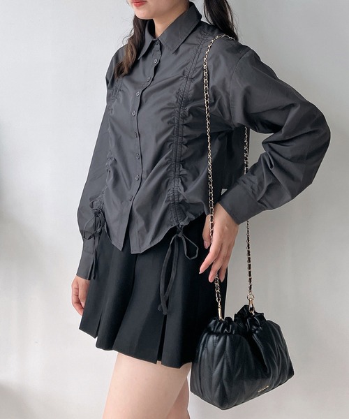 AS KNOW AS plus（アズノゥアズプラス）の「◇シャーリングダブルリボンシャツ（シャツ/ブラウス・レディース・オフホワイト/チャコールグレー/ブルー・FREE）」の3枚目の写真