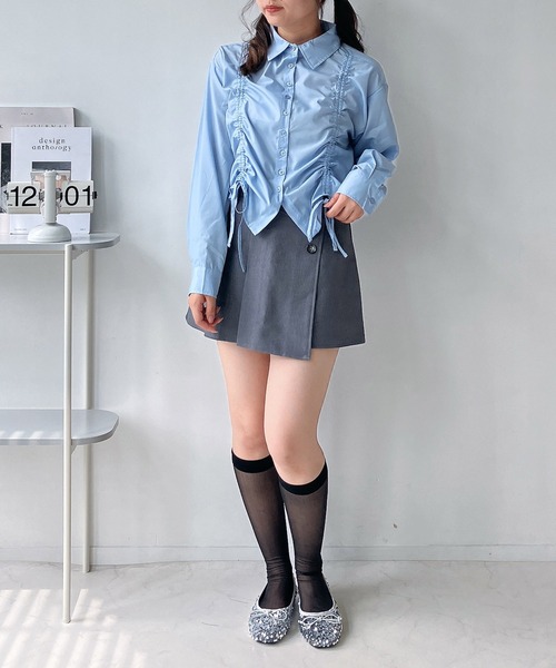 AS KNOW AS plus（アズノゥアズプラス）の「◇シャーリングダブルリボンシャツ（シャツ/ブラウス・レディース・オフホワイト/チャコールグレー/ブルー・FREE）」の8枚目の写真