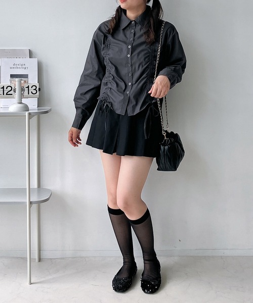 AS KNOW AS plus（アズノゥアズプラス）の「◇シャーリングダブルリボンシャツ（シャツ/ブラウス・レディース・オフホワイト/チャコールグレー/ブルー・FREE）」の14枚目の写真