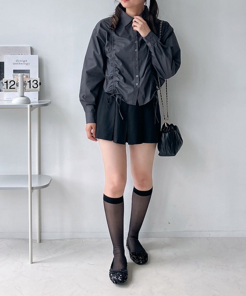 AS KNOW AS plus（アズノゥアズプラス）の「◇シャーリングダブルリボンシャツ（シャツ/ブラウス・レディース・オフホワイト/チャコールグレー/ブルー・FREE）」の15枚目の写真