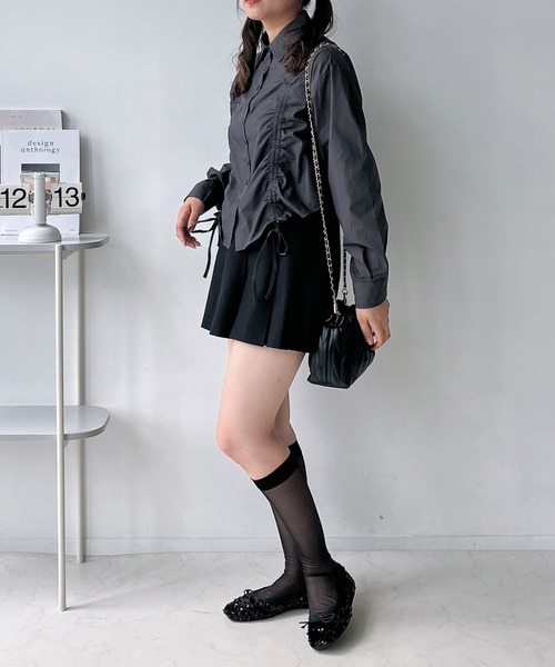 AS KNOW AS plus（アズノゥアズプラス）の「◇シャーリングダブルリボンシャツ（シャツ/ブラウス・レディース・オフホワイト/チャコールグレー/ブルー・FREE）」の16枚目の写真