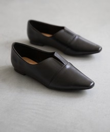 menue（メヌエ）の「スクエアトゥ スリットカッティング フラットシューズ（ローファー）」