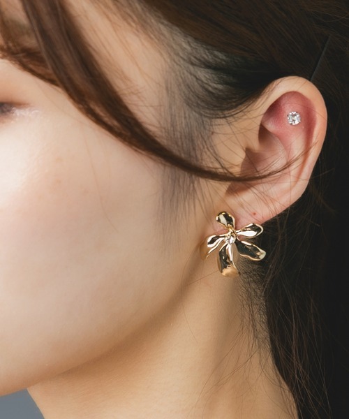 Os accessory（オズアクセサリー）の「Os　-オズ-　【金属アレルギー対応】メタルフラワーピアスD（ピアス（両耳用）・レディース・ゴールド/シルバー・ONE SIZE）」の2枚目の写真