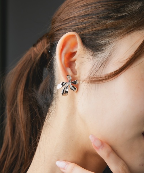 Os accessory（オズアクセサリー）の「Os　-オズ-　【金属アレルギー対応】メタルフラワーピアスD（ピアス（両耳用）・レディース・ゴールド/シルバー・ONE SIZE）」の11枚目の写真