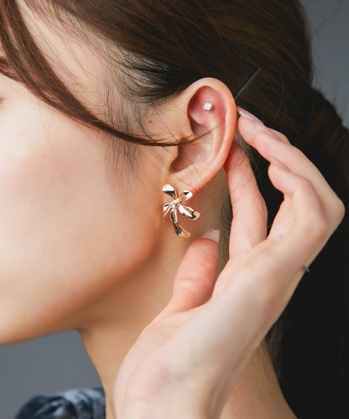Os accessory（オズアクセサリー）の「Os　-オズ-　【金属アレルギー対応】メタルフラワーピアスD（ピアス（両耳用）・レディース・ゴールド/シルバー・ONE SIZE）」の16枚目の写真