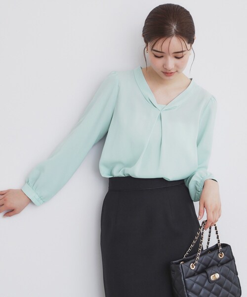 index（インデックス）の「◆タックロールVネックブラウス【洗濯機洗い可/イージーアイロン/防シワ】（シャツ/ブラウス・レディース・グリーン系/ネイビー/ナチュラル・36/38/40/42）」の3枚目の写真