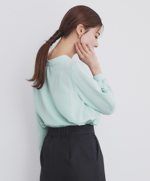 index（インデックス）の「◆タックロールVネックブラウス【洗濯機洗い可/イージーアイロン/防シワ】（シャツ/ブラウス・レディース・グリーン系/ネイビー/ナチュラル・36/38/40/42）」の22枚目の写真