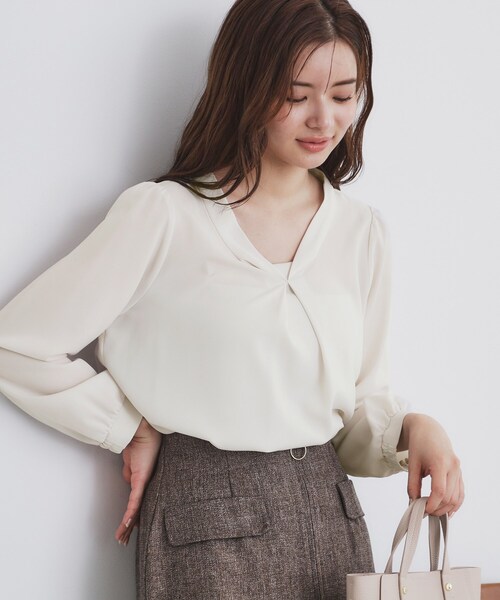 index（インデックス）の「◆タックロールVネックブラウス【洗濯機洗い可/イージーアイロン/防シワ】（シャツ/ブラウス・レディース・グリーン系/ネイビー/ナチュラル・36/38/40/42）」の18枚目の写真