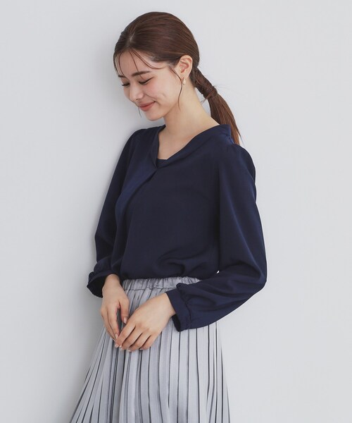 index（インデックス）の「◆タックロールVネックブラウス【洗濯機洗い可/イージーアイロン/防シワ】（シャツ/ブラウス・レディース・グリーン系/ネイビー/ナチュラル・36/38/40/42）」の14枚目の写真
