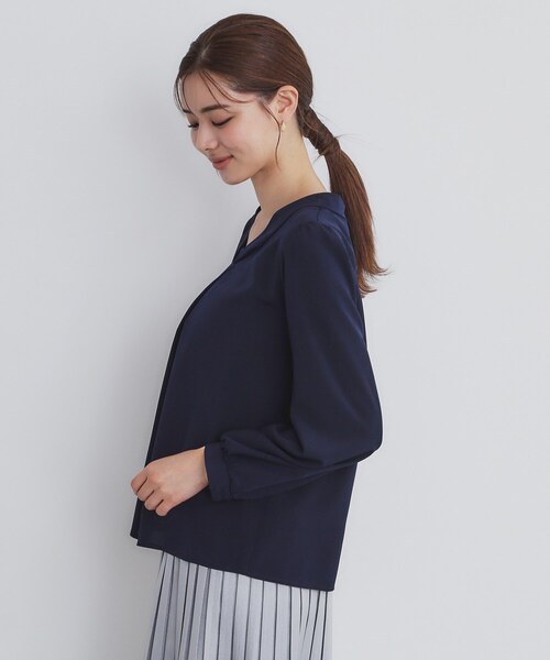 index（インデックス）の「◆タックロールVネックブラウス【洗濯機洗い可/イージーアイロン/防シワ】（シャツ/ブラウス・レディース・グリーン系/ネイビー/ナチュラル・36/38/40/42）」の5枚目の写真