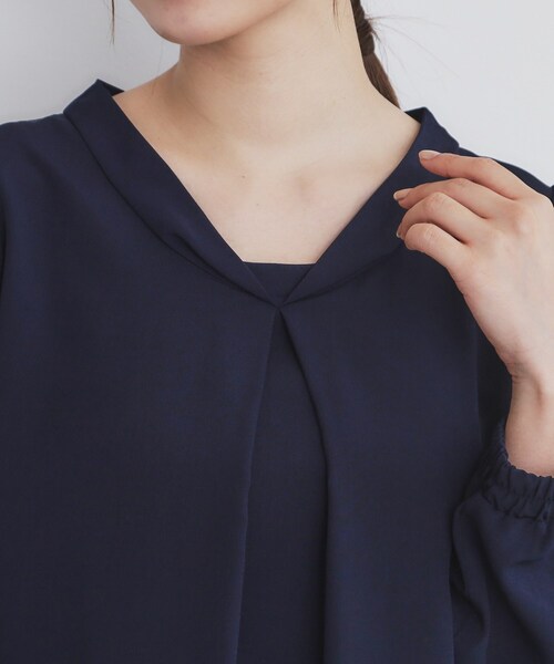 index（インデックス）の「◆タックロールVネックブラウス【洗濯機洗い可/イージーアイロン/防シワ】（シャツ/ブラウス・レディース・グリーン系/ネイビー/ナチュラル・36/38/40/42）」の7枚目の写真