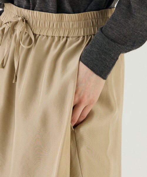 GALERIE VIE（ギャルリー ヴィー）の「フェブリルシルク サイドタックマキシスカート（スカート・レディース・ライトベージュ/チャコールグレー・36/32）」の9枚目の写真