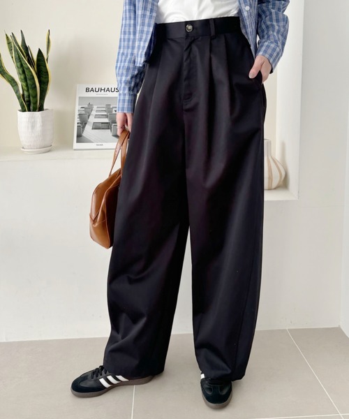 Eclat one（エクラワン）の「【Eclat one】タック入り カーブデザイン 美シルエット チノパン（チノパンツ・レディース・ネイビー/オフホワイト/キャメル・L/M/S）」の2枚目の写真