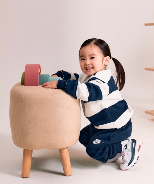 NIKE（ナイキ）の「ナイキ スポーツウェア クラブ ベビー ツーピース ラグビー ストライプ クルー セットアップ / Nike Sportswear Club Toddler 2-Piece Rugby Stripe Crew Set HQ7811-410 Midnight Navy（セットアップ・キッズ・ネイビー・100/90/95）」の2枚目の写真