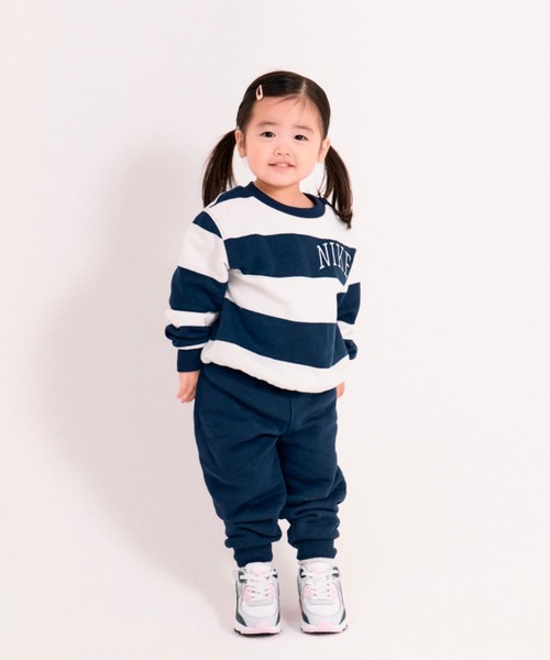 NIKE（ナイキ）の「ナイキ スポーツウェア クラブ ベビー ツーピース ラグビー ストライプ クルー セットアップ / Nike Sportswear Club Toddler 2-Piece Rugby Stripe Crew Set HQ7811-410 Midnight Navy（セットアップ・キッズ・ネイビー・100/90/95）」の3枚目の写真