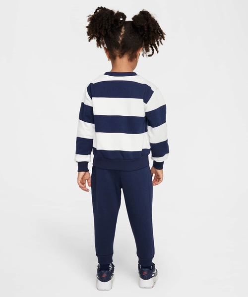 NIKE（ナイキ）の「ナイキ スポーツウェア クラブ ベビー ツーピース ラグビー ストライプ クルー セットアップ / Nike Sportswear Club Toddler 2-Piece Rugby Stripe Crew Set HQ7811-410 Midnight Navy（セットアップ・キッズ・ネイビー・100/90/95）」の5枚目の写真