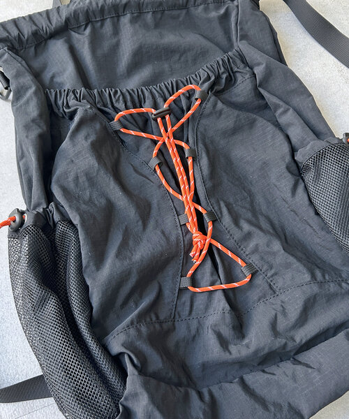 CPCM(シーピーシーエム)の「カラーコードナップサック(バックパック/リュック・レディース・ブラック/チャコールグレー・FREE)」の3枚目の写真