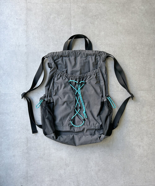 CPCM(シーピーシーエム)の「カラーコードナップサック(バックパック/リュック・レディース・ブラック/チャコールグレー・FREE)」の4枚目の写真