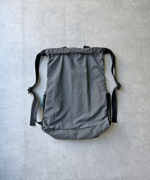 CPCM(シーピーシーエム)の「カラーコードナップサック(バックパック/リュック・レディース・ブラック/チャコールグレー・FREE)」の5枚目の写真