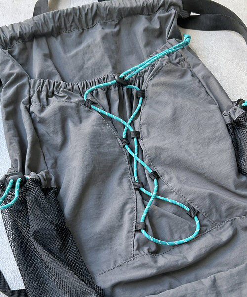 CPCM(シーピーシーエム)の「カラーコードナップサック(バックパック/リュック・レディース・ブラック/チャコールグレー・FREE)」の7枚目の写真