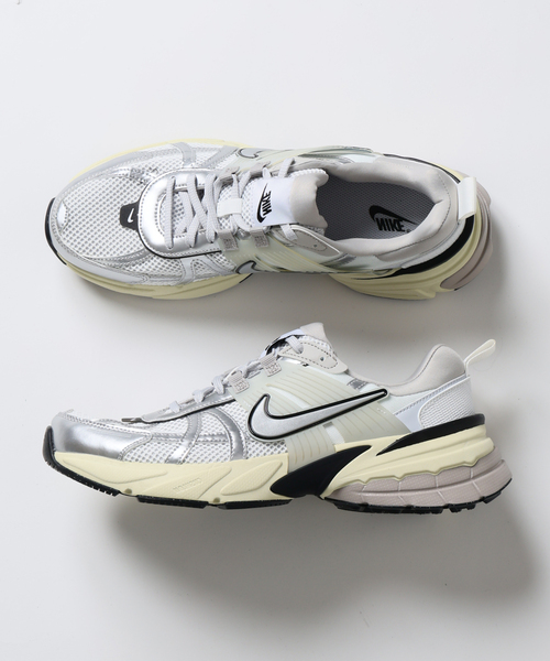 NIKE(ナイキ)の「NIKE/ ナイキ V2K RUN HJ4497(スニーカー・メンズ・ブラック/ホワイト・26cm/27cm/28cm)」の1枚目の写真