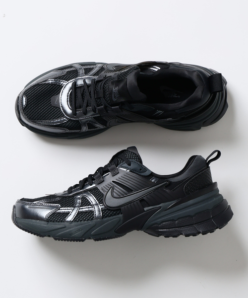 NIKE(ナイキ)の「NIKE/ ナイキ V2K RUN HJ4497(スニーカー・メンズ・ブラック/ホワイト・26cm/27cm/28cm)」の2枚目の写真