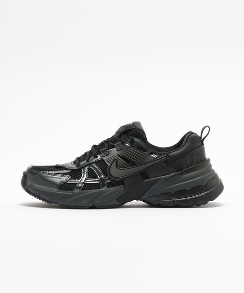 NIKE(ナイキ)の「NIKE/ ナイキ V2K RUN HJ4497(スニーカー・メンズ・ブラック/ホワイト・26cm/27cm/28cm)」の3枚目の写真