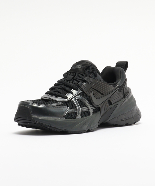 NIKE(ナイキ)の「NIKE/ ナイキ V2K RUN HJ4497(スニーカー・メンズ・ブラック/ホワイト・26cm/27cm/28cm)」の4枚目の写真