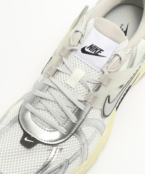 NIKE(ナイキ)の「NIKE/ ナイキ V2K RUN HJ4497(スニーカー・メンズ・ブラック/ホワイト・26cm/27cm/28cm)」の9枚目の写真