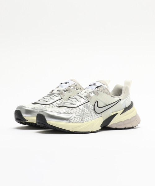 NIKE(ナイキ)の「NIKE/ ナイキ V2K RUN HJ4497(スニーカー・メンズ・ブラック/ホワイト・26cm/27cm/28cm)」の11枚目の写真