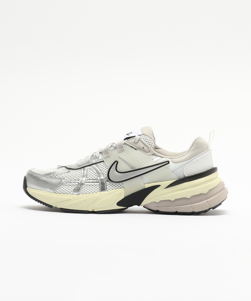 NIKE(ナイキ)の「NIKE/ ナイキ V2K RUN HJ4497(スニーカー・メンズ・ブラック/ホワイト・26cm/27cm/28cm)」の12枚目の写真