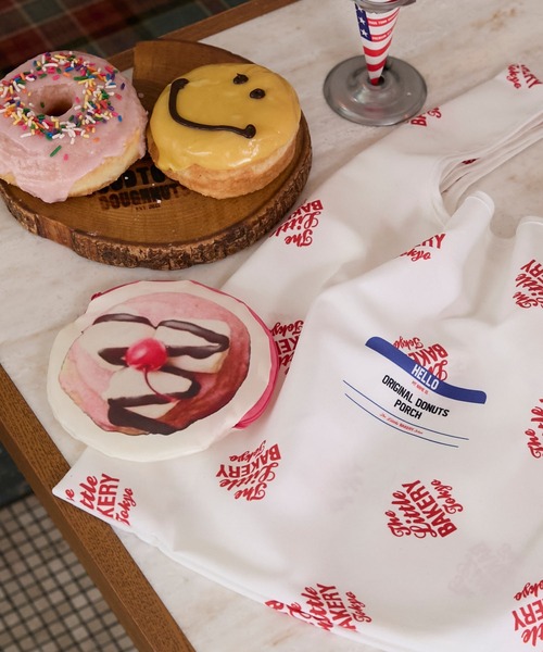 forksy.（フォルクシー）の「【The Little BAKERY TOKYO × forksy.】ドーナツモチーフ ポーチ付き 総柄デザイン エコバッグ（エコバッグ/サブバッグ・レディース・グリーン系/ピンク系/アイボリー系・FREE）」の3枚目の写真
