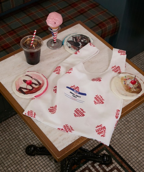 forksy.（フォルクシー）の「【The Little BAKERY TOKYO × forksy.】ドーナツモチーフ ポーチ付き 総柄デザイン エコバッグ（エコバッグ/サブバッグ・レディース・グリーン系/ピンク系/アイボリー系・FREE）」の4枚目の写真