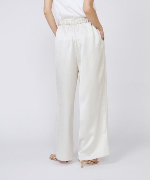 INED(イネド)の「イージーワイドサテンパンツ(その他パンツ・レディース・オフホワイト/モスグリーン/チャコールグレー・7号/9号/11号)」の16枚目の写真