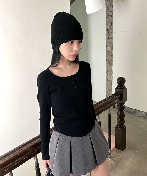 4INT.(フォイント)の「ベーシック ヘンリーネック 長袖 リブ Tシャツ(Tシャツ/カットソー・レディース・グレー/ホワイト/ブラック・FREE)」の1枚目の写真