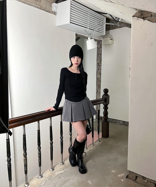 4INT.(フォイント)の「ベーシック ヘンリーネック 長袖 リブ Tシャツ(Tシャツ/カットソー・レディース・グレー/ホワイト/ブラック・FREE)」の5枚目の写真