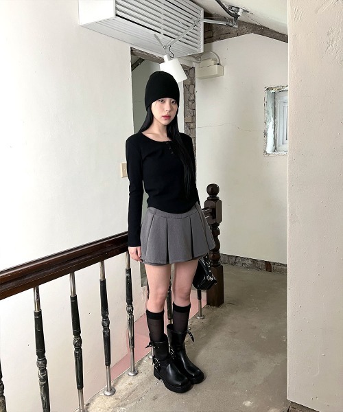 4INT.(フォイント)の「ベーシック ヘンリーネック 長袖 リブ Tシャツ(Tシャツ/カットソー・レディース・グレー/ホワイト/ブラック・FREE)」の8枚目の写真