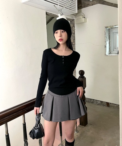 4INT.(フォイント)の「ベーシック ヘンリーネック 長袖 リブ Tシャツ(Tシャツ/カットソー・レディース・グレー/ホワイト/ブラック・FREE)」の9枚目の写真