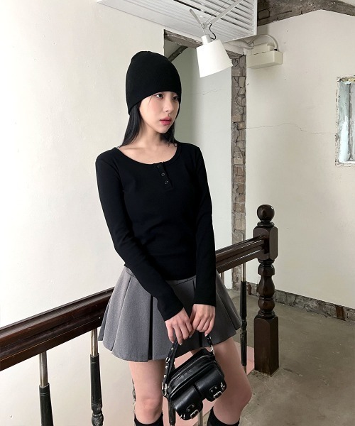 4INT.(フォイント)の「ベーシック ヘンリーネック 長袖 リブ Tシャツ(Tシャツ/カットソー・レディース・グレー/ホワイト/ブラック・FREE)」の11枚目の写真
