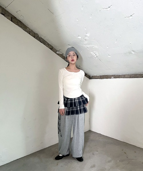 4INT.(フォイント)の「ベーシック ヘンリーネック 長袖 リブ Tシャツ(Tシャツ/カットソー・レディース・グレー/ホワイト/ブラック・FREE)」の12枚目の写真