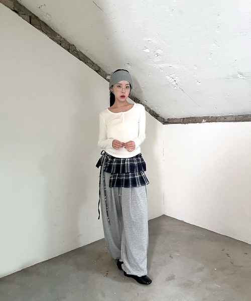 4INT.(フォイント)の「ベーシック ヘンリーネック 長袖 リブ Tシャツ(Tシャツ/カットソー・レディース・グレー/ホワイト/ブラック・FREE)」の14枚目の写真