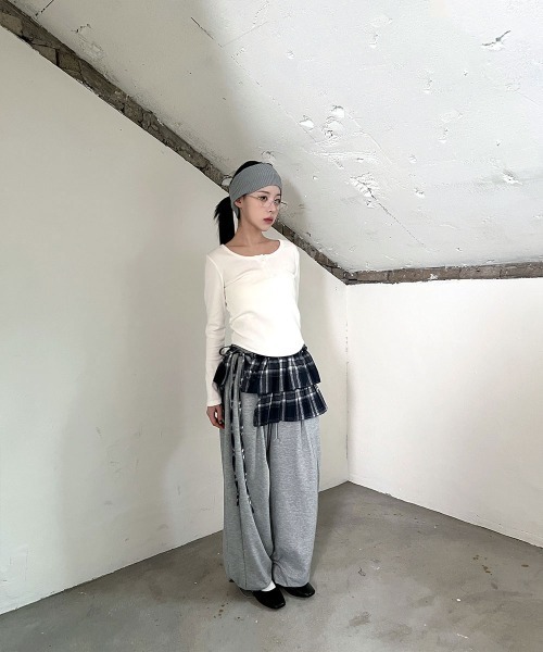4INT.(フォイント)の「ベーシック ヘンリーネック 長袖 リブ Tシャツ(Tシャツ/カットソー・レディース・グレー/ホワイト/ブラック・FREE)」の15枚目の写真